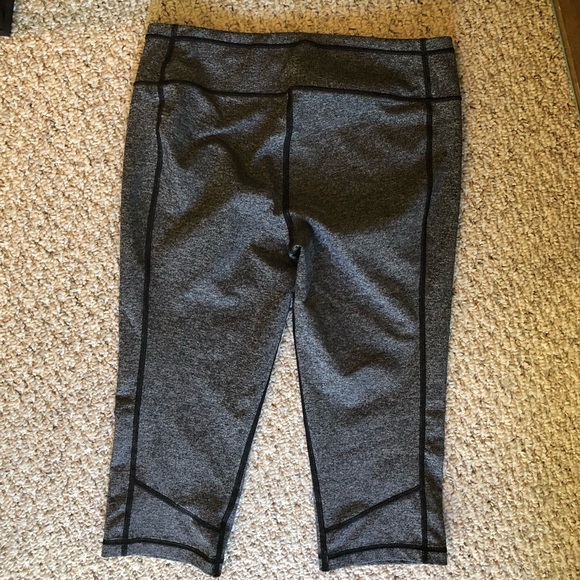 Victoria’s Secret VSX workout Capri EUC - Picture 2 of 4